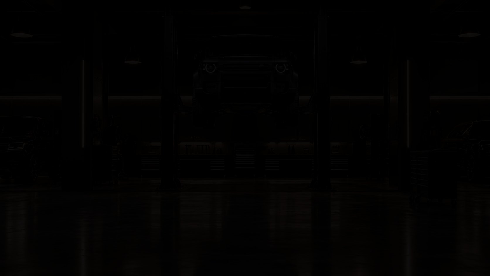 Defender на подъёмнике в мастерской